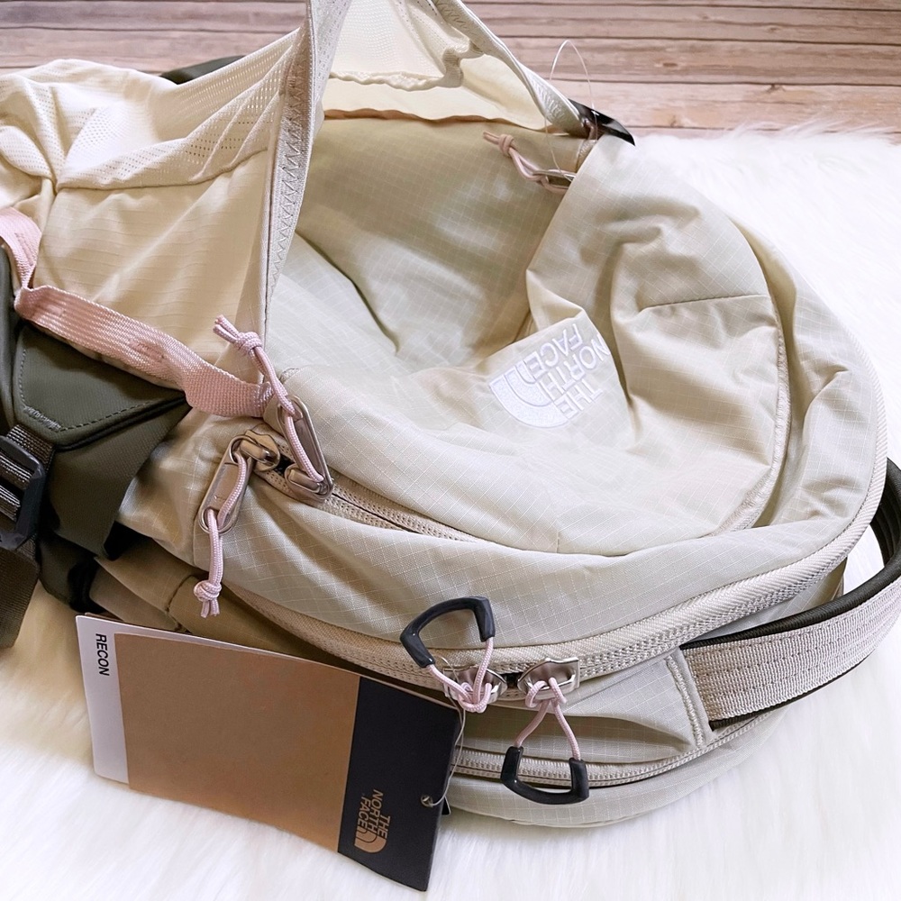 The North Face Women’s Recon 30 Liter Backpack - Picture 5 of 10